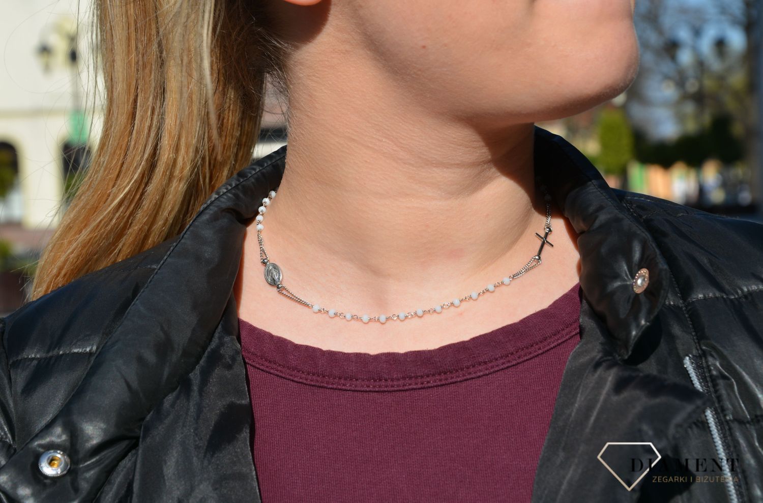 Naszyjnik srebrny koraliki, krzyżyk, medalik Dall'Acqua ✓Naszyjnik ozdobiony białymi koralikami.jpg